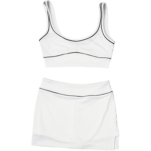 Detail eines weißen Sport-Zweiteilers mit schwarzen Paspeln an Crop-Top und Tennisrock