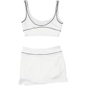 Detail eines weißen Sport-Zweiteilers mit schwarzem Saum und U-Ausschnitt Crop-Top