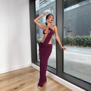Robe longue ajourée violet foncé avec chaîne métallique élégante et jupe drapée fluide
