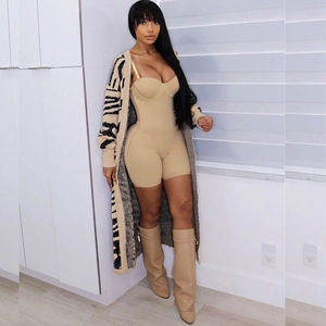 Combinaison dos nu moulante avec cardigan zébré et bottes hautes en cuir beige clair