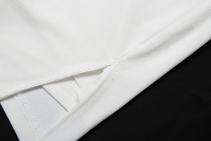Detailansicht des Seitenschlitzes und der Rippstrick-Textur am weißen Crop-Top-Set