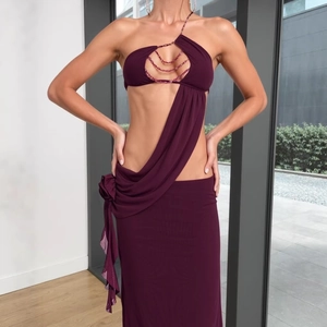 Robe longue violette asymétrique sexy avec chaînes perlées et détail fleur en 3D