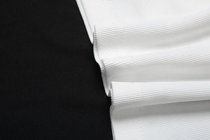 Makroaufnahme der weißen Rippstrick-Stoffstruktur und des vertikal gestreiften Materials