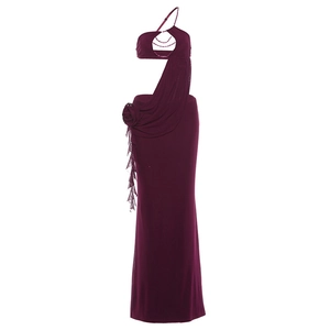 Robe longue asymétrique bordeaux avec découpe, grande fleur à la taille et franges