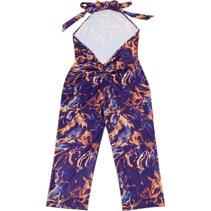 Dettaglio schiena scoperta della tuta halter con stampa a fiamme viola e arancio
