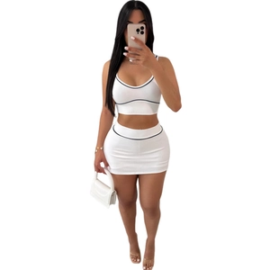 Schickes weißes Strickset aus Crop-Top und figurbetontem Rock mit schwarzen Zierlinien
