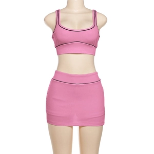 Rosa sportliches Zweiteiler-Set mit Crop-Top und figurbetontem Rock mit schwarzem Saum