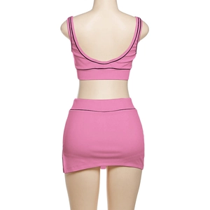 Rückansicht des rosa Crop-Tops und Minirock-Sets mit schwarzem Besatz am Model