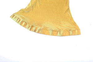 Detailaufnahme des goldenen plissierten Kleidersaums mit metallischem Glanzeffekt
