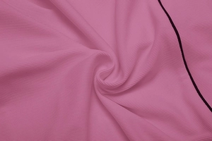 Makroaufnahme von rosa Rippenstrickstoff mit schwarzen Kontrastpaspeln für Sport-Set