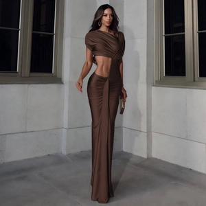 Détail de la découpe à la taille et du plissé sur une robe longue marron chocolat