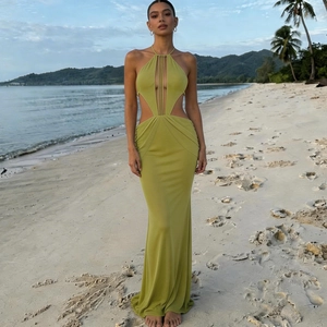 Détail de robe dos nu vert citron avec découpes latérales et coupe sirène élégante