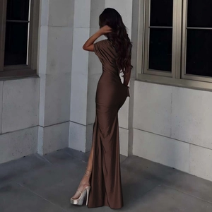 Détail d'une robe longue en satin marron foncé montrant la coupe ajustée et le drapé