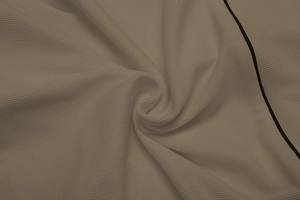 Detailansicht der beigen Rippstrick-Textur mit schwarzem Saum am Sportbekleidungsset