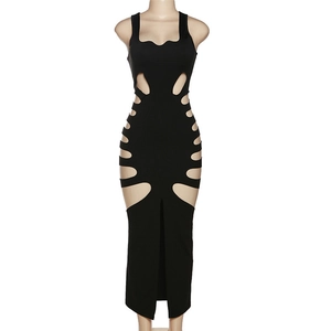 Détail des découpes latérales et de la fente haute sur une robe midi noire ajustée