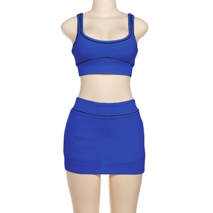 Detail von königsblauem Crop-Top und Minirock-Set mit kontrastierenden schwarzen Streifen