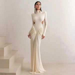 Détail de la robe de soirée crème à manches longues avec col montant et découpes taille