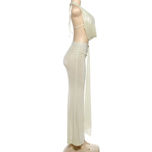 Détail de la couture latérale de la jupe longue froncée en satin champagne élégant