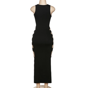 Détail des découpes latérales élégantes sur une robe longue moulante noire pour femme