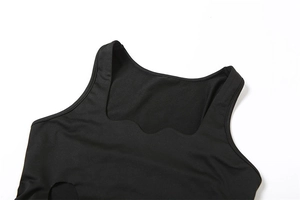 Gros plan détaillé de l'encolure à volants ondulés sur une robe noire sans manches