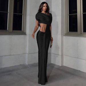 Vue détaillée d'une robe de soirée noire asymétrique avec découpe et plis drapés
