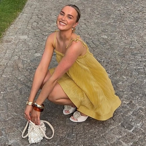 Schickes gelbes plissiertes Minikleid mit Spaghettiträgern für den luxuriösen Sommerurlaub