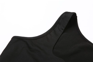 Détail de la robe d'été noire montrant la maille élastique et les coutures plates