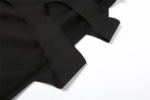 Gros plan sur le tissu tricoté ajouré noir montrant une texture de qualité et une coupe slim