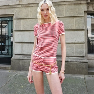 Ensemble deux pièces en tricot à carreaux rouges avec haut à manches courtes et short