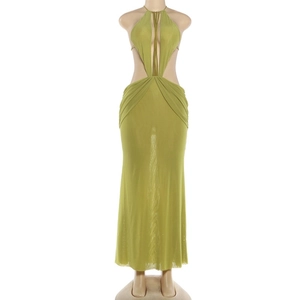 Détail d'une robe maxi vert herbe avec dos nu, découpes à la taille et texture de tissu fin
