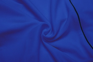 Detailansicht des dunkelblauen fein gerippten Strickstoffs mit vertikalem Streifenmuster