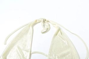 Détails des liens du col licou en satin champagne avec un éclat soyeux raffiné