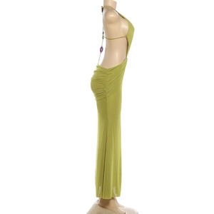 Détail de la robe longue dos nu vert olive avec fronces et perle violette décorative