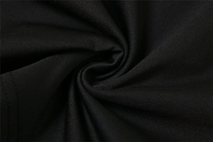 Gros plan sur la texture du tissu en maille noire avec drapé élégant et grande élasticité