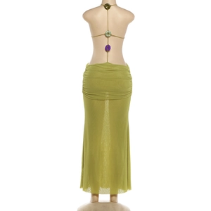 Détail de la robe maxi dos nu avec anneaux décoratifs et finitions drapées élégantes