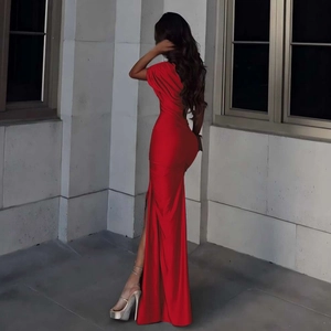 Détail de la robe de soirée rouge avec fente latérale et tissu en satin froncé chic