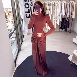 Détail de la robe longue à col montant avec découpes latérales et taille froncée