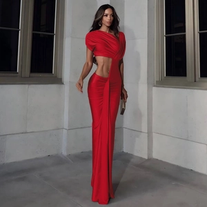 Détail d'une robe rouge moulante avec découpe à la taille et épaule asymétrique sexy