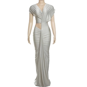 Détail d'une robe longue argentée avec décolleté en V, découpe taille et tissu plissé