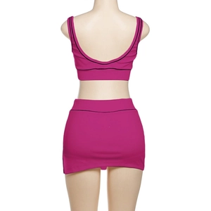 Rückansicht des magentafarbenen, schmal geschnittenen Crop-Tops und Minirock-Sets