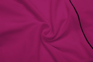 Detail von rosarotem Rippstrickstoff mit schwarzer Paspelierung für Sportset
