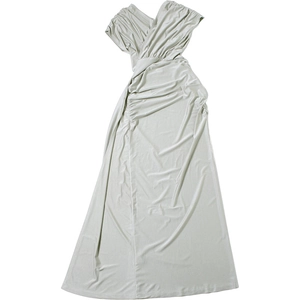 Détail du design de taille froncée et décolleté en V profond de la robe longue grise