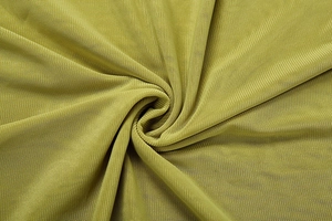 Gros plan détaillé d'un tissu en maille vert olive avec un tissage fin et satiné