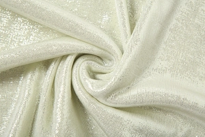 Gros plan sur un tissu champagne scintillant avec de fines paillettes argentées