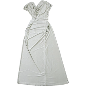 Détail de la robe moulante champagne avec fronces latérales et coupe asymétrique chic