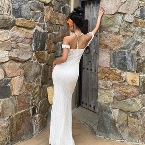 Gros plan sur la robe sirène en dentelle blanche montrant l'encolure et la texture fine