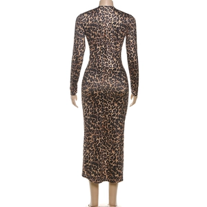 Vue arrière d'une robe longue ajustée à imprimé léopard avec manches longues et drapé