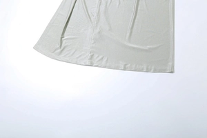 Gros plan détaillé du tissu soyeux gris argenté avec texture lisse et éclat métallique fin