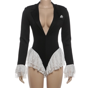 Dettaglio del body nero con scollo a V e bordo in pizzo bianco su maniche e gambe