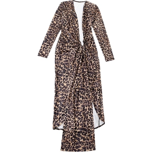 Détail d'une robe longue léopard avec décolleté en V profond et fente frontale